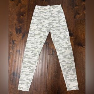 aerie women’s Camouflage Leggings in Light Gray & Cream